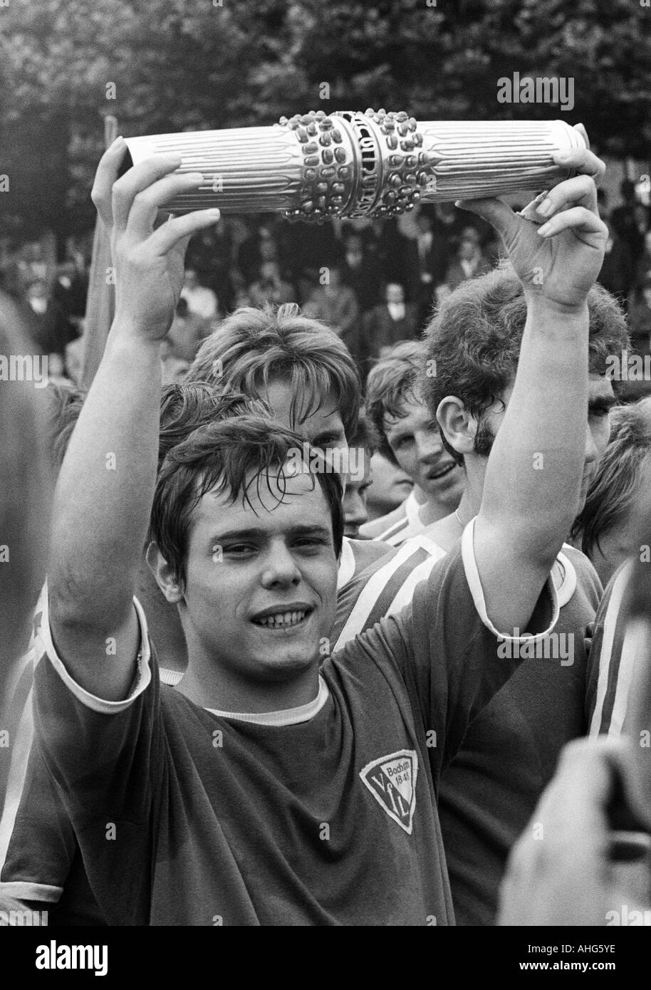 Football, championnat d'Allemagne de l'Ouest 1969, final, Sterkrade 06/07  contre Bochum 3:4 Stade, Neuer Weg à Oberhausen, réjouissez-Bochum les  joueurs de football à la coupe et la victoire du championnat des jeunes