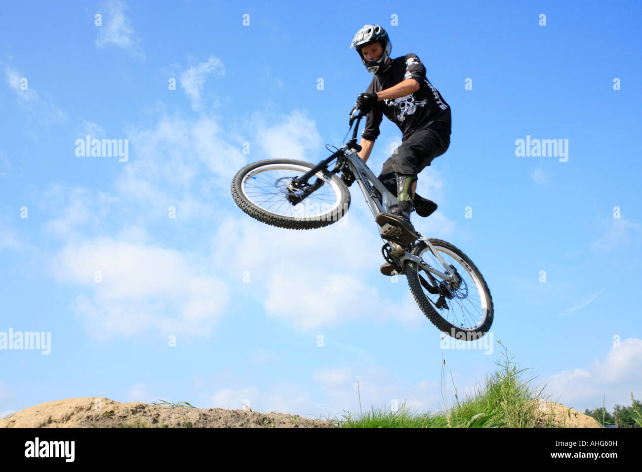 Adolescent garçon vélo cascadeur bikepark Banque de photographies et  d'images à haute résolution - Alamy