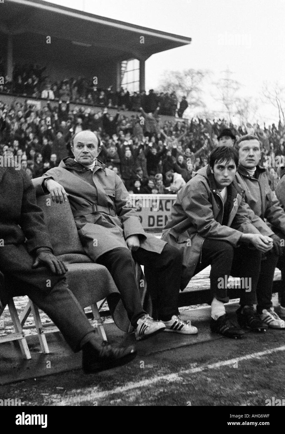 Football, Bundesliga, 1969/1970, Niederrhein Stadium à Oberhausen, le poste d'Oberhausen contre le FC Schalke 04 0:3, Oberhausen, banc de coaching coach Alfred Dja Preissler gauche, 2.F.R. Guenter Karbowiak, 156 l'entraîneur adjoint, Karl Heinz Feldkamp Banque D'Images