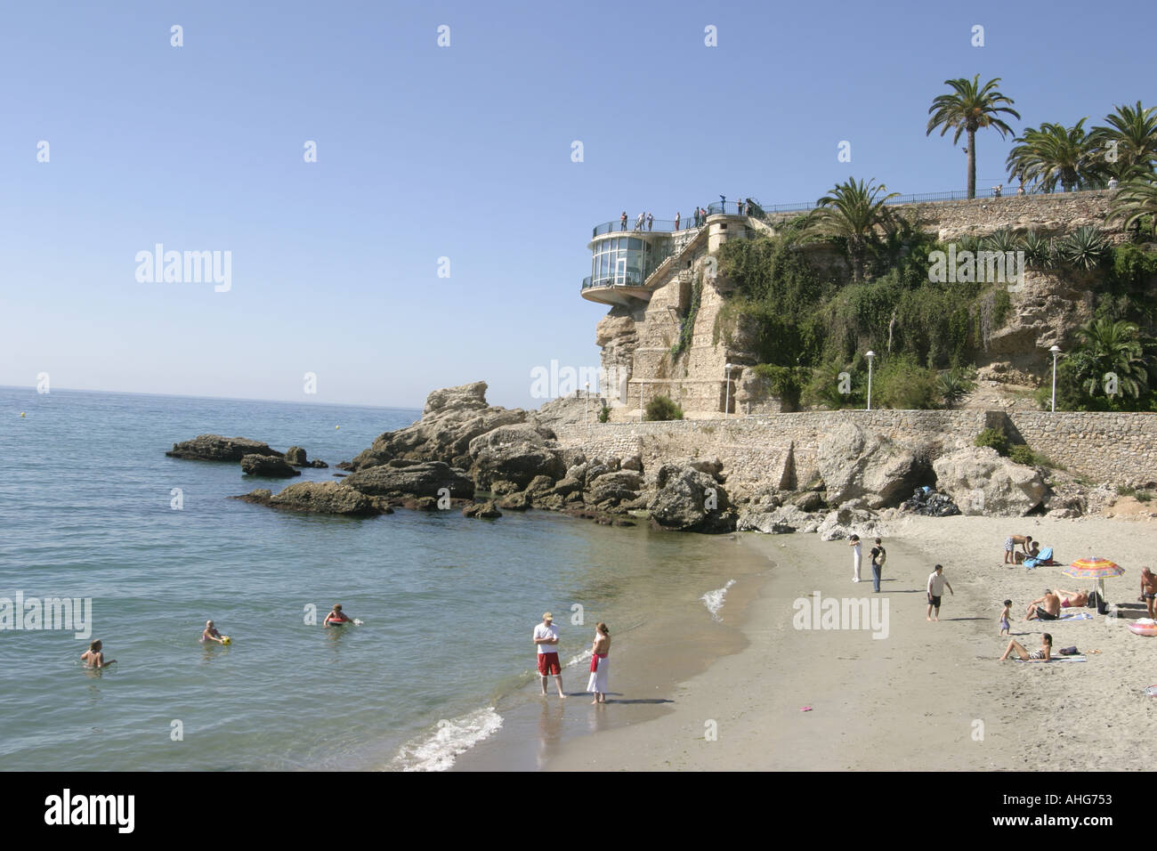 Nerja, Costa del Sol, Espagne. Vue sur la plage de Calahonda à Balcon de Europa. Banque D'Images