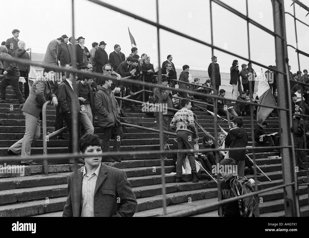 Football, Bundesliga, 1969/1970, le FC Schalke 04 et poste d'Oberhausen, Glueckaufkampfbahn 2:2 Stade de Gelsenkirchen, peu de spectateurs dans le stade debout sur les rangs derrière un grillage, barrière de contrôle de foule Banque D'Images