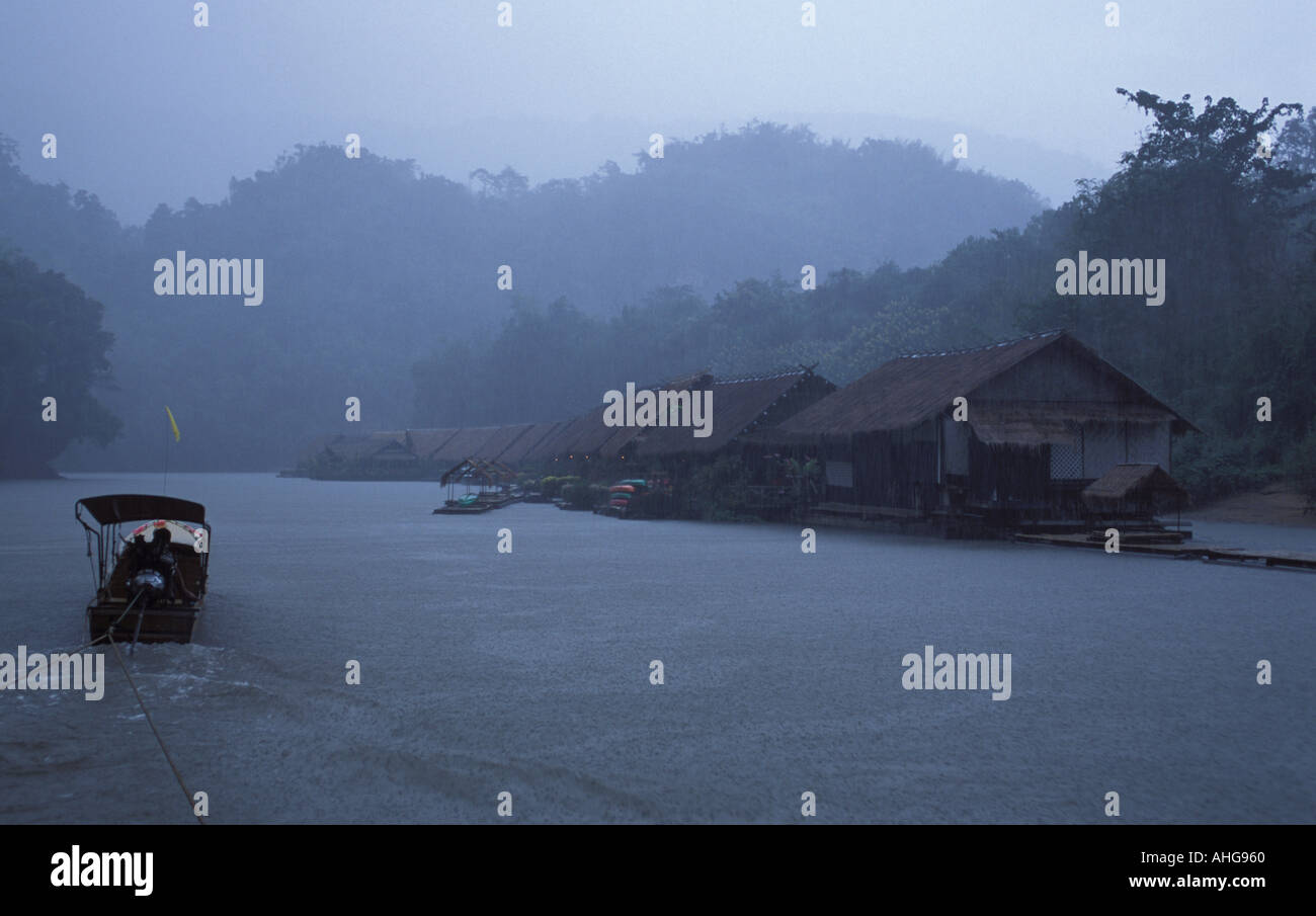 Bateau sur la rivière Kwai en Thaïlande Banque D'Images