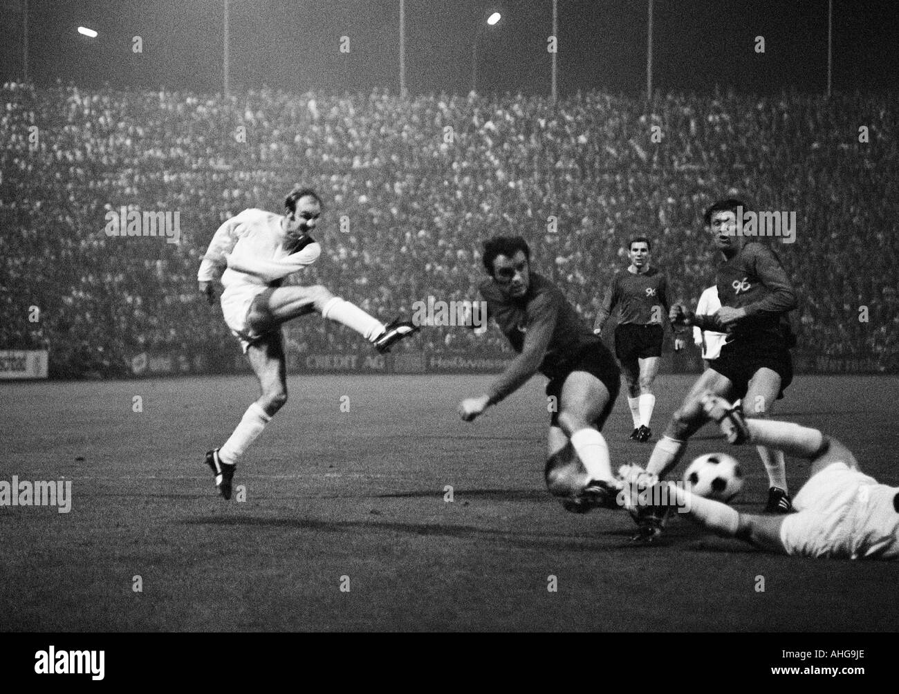 Football, Bundesliga 1970/1971 Borussia Moenchengladbach, contre Hanovre 96 0:0, Boekelberg Stadium, théâtre de l'allumette, f.l.t.r. Horst Koeppel (MG) tirs au but, Klaus Bohnsack, Claus Brune, Hans Josef Hellingrath (tous les 96) Banque D'Images