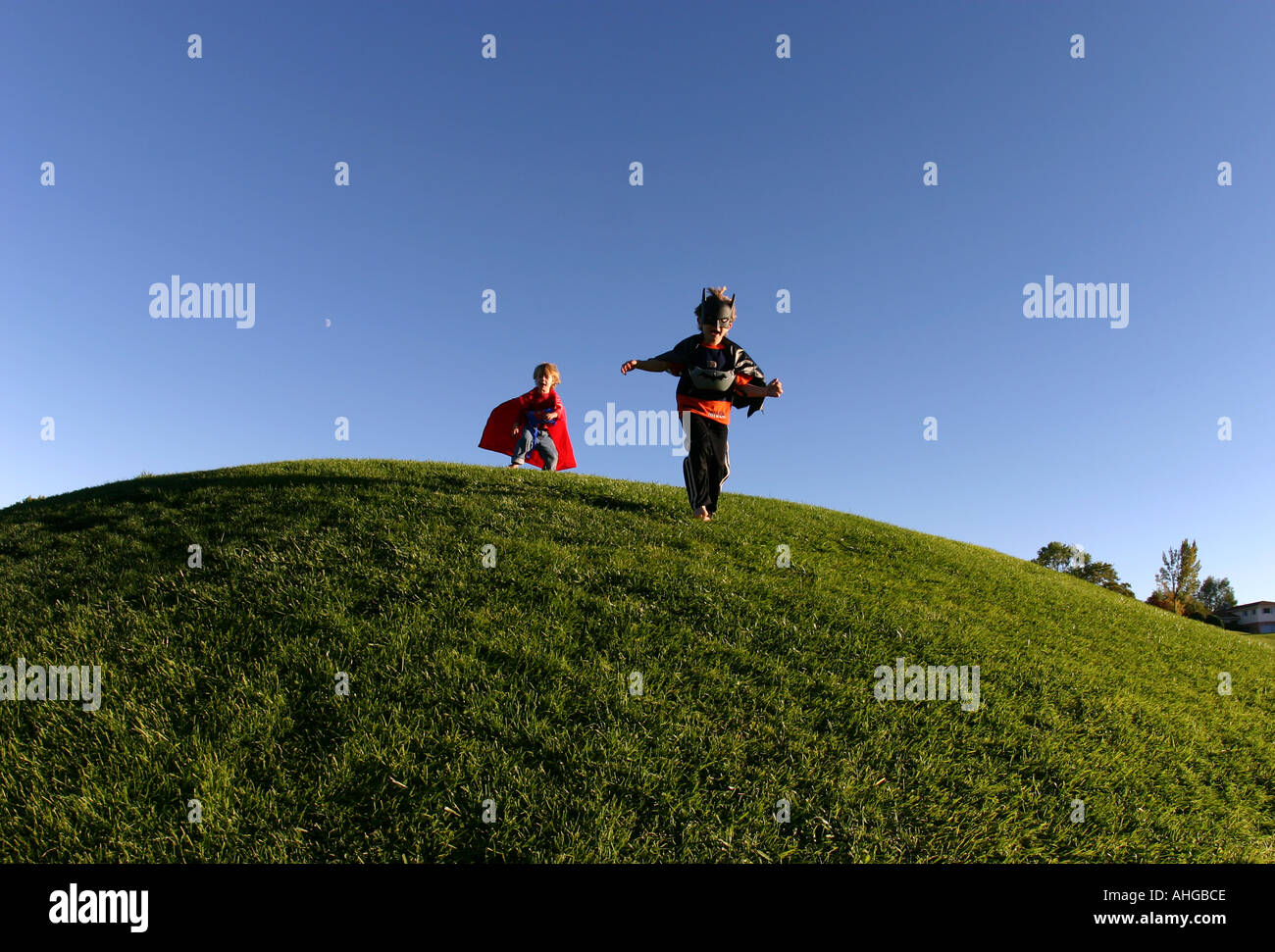 Les garçons en marche avec des costumes de super héros Banque D'Images
