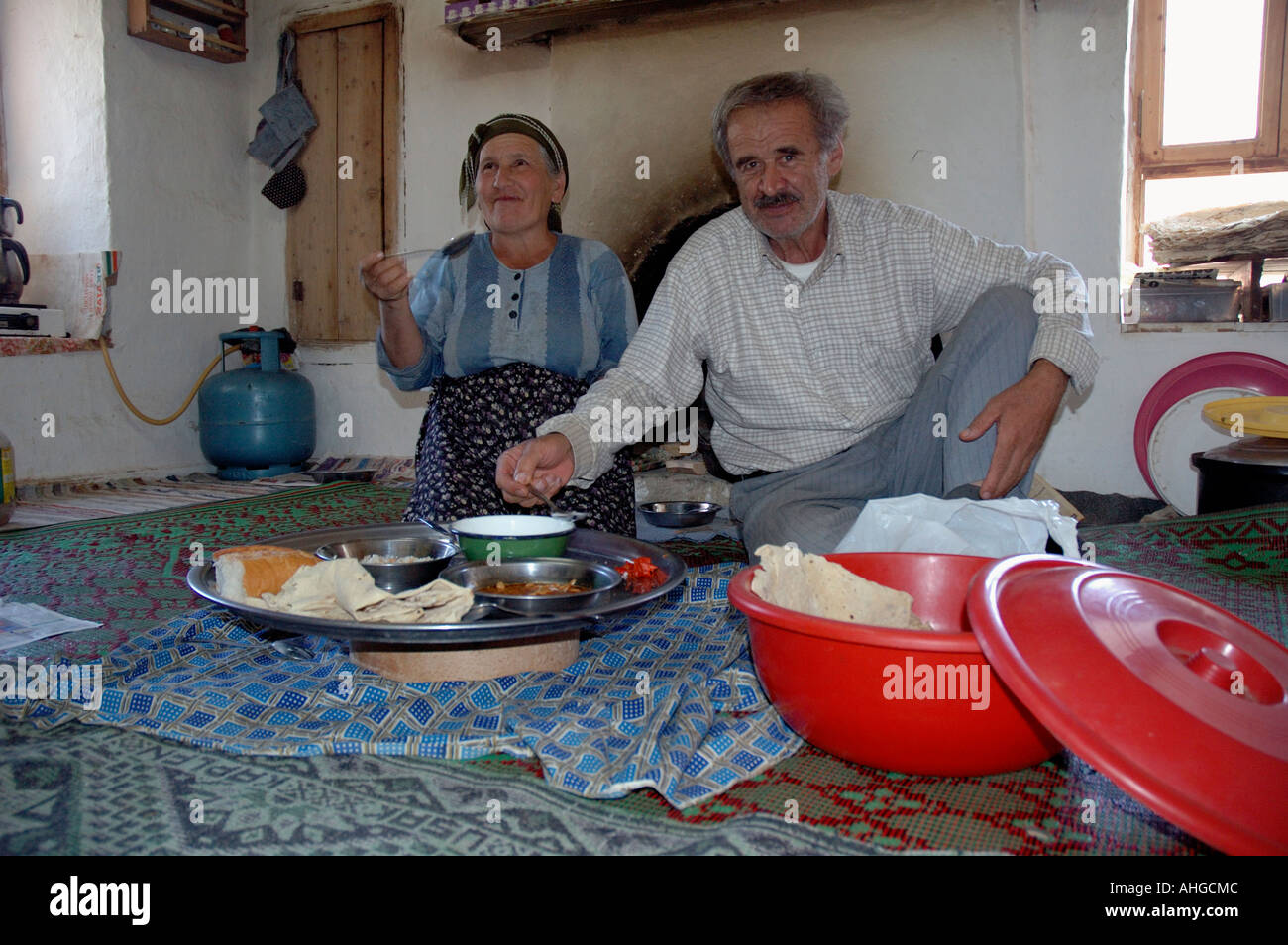 Couple manger un repas de mi-journée dans leur maison dans le village de Bezirgan dans le sud de la Turquie Antalya. Banque D'Images