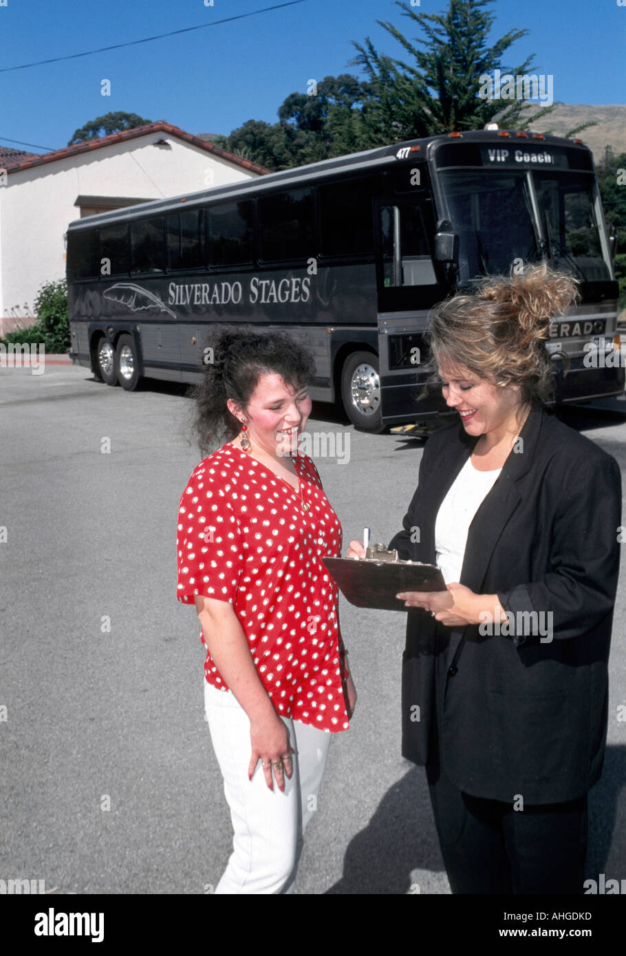 Un guide des contrôles dans un passager d'un autobus de tournée. Banque D'Images