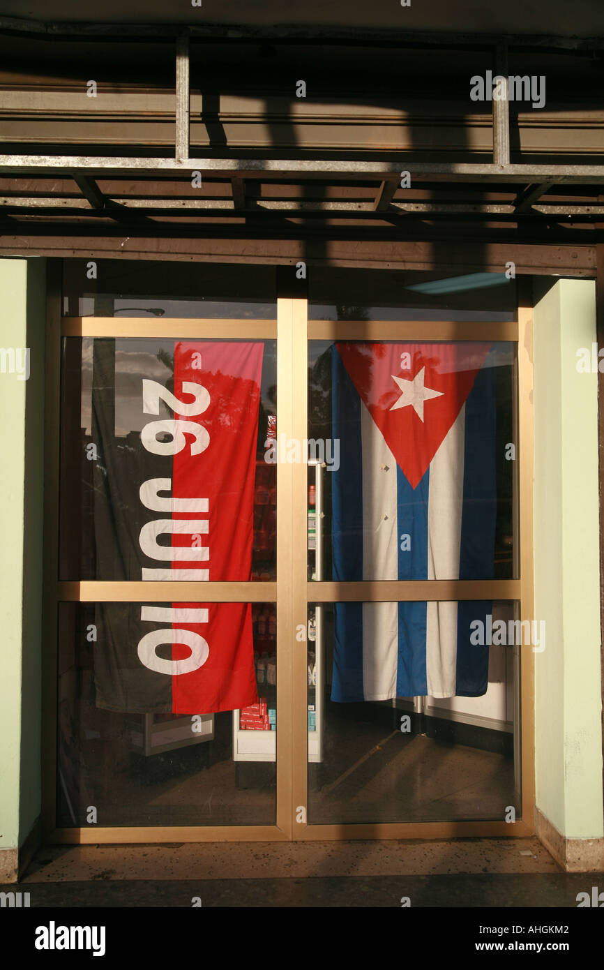 Cuba La Havane drapeaux cubain dans un quartier d'une fenêtre du 26 juillet, circulation Banque D'Images