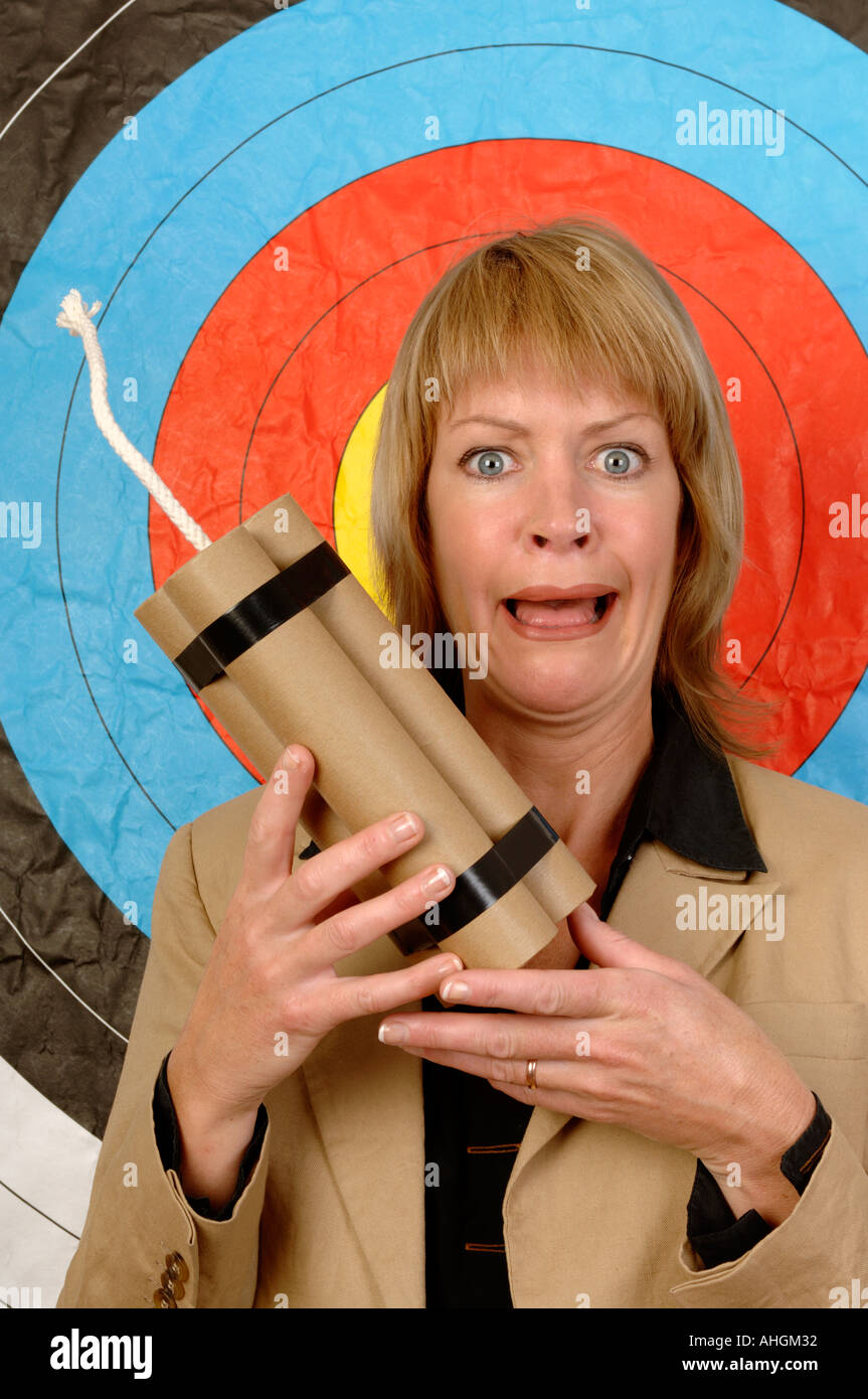 Businesswoman in front of a target holding bâtons de dynamite Banque D'Images