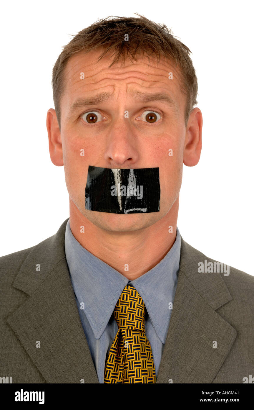 Homme avec du ruban adhésif sur sa bouche Banque D'Images