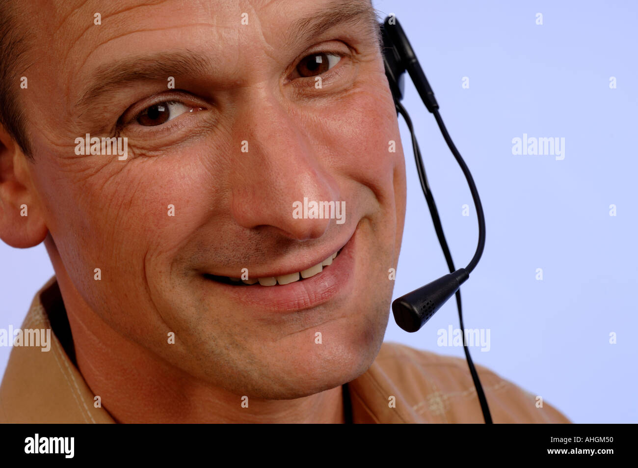 Un homme portant un casque de téléphone Banque D'Images