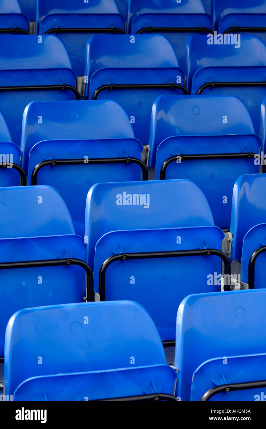 Des sièges en plastique bleu Banque D'Images