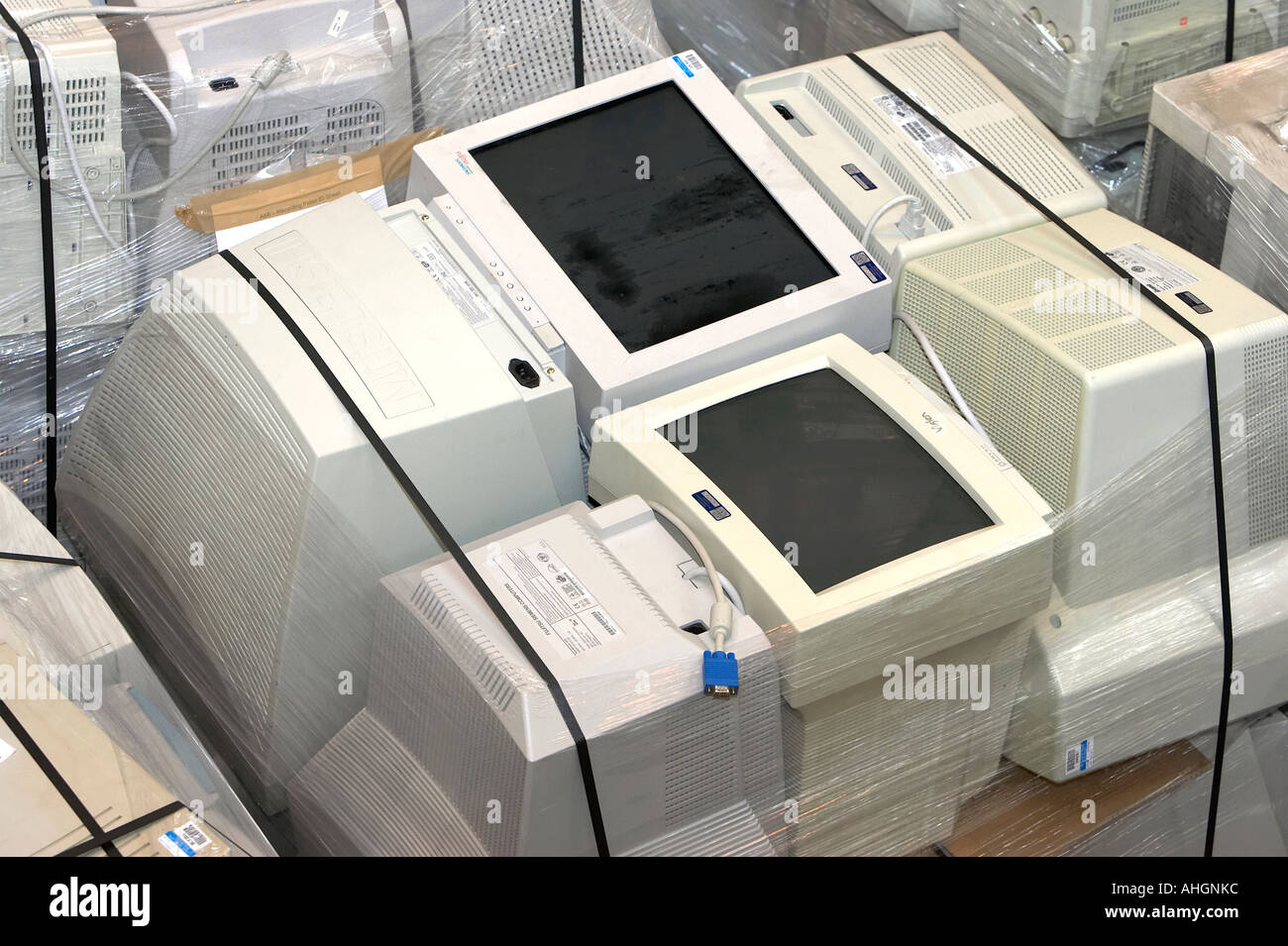Des piles de palette enveloppée vieux moniteurs CRT ordinateur jeté dans l'entrepôt pour recyclage Banque D'Images