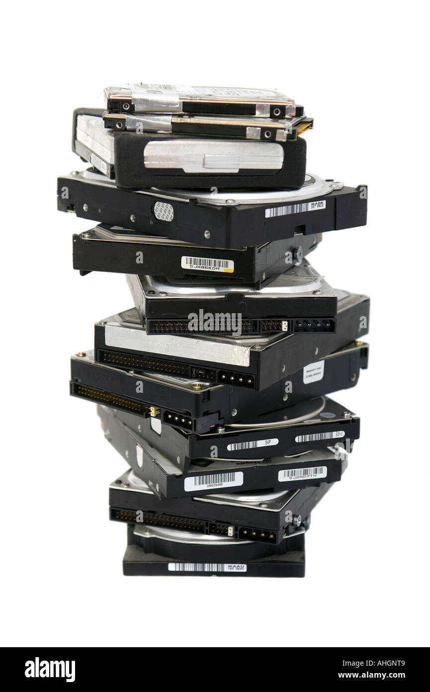 Pile de disques durs sur un fond blanc. Banque D'Images
