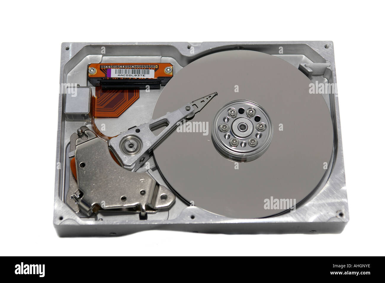 Ouvrez le disque dur disque dur cassé contre fond blanc Banque D'Images