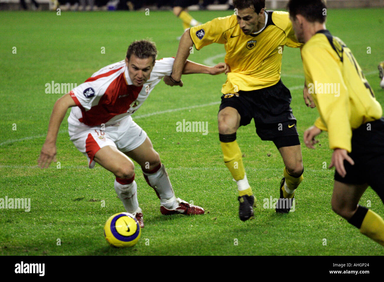 Antonito entouré par les joueurs de l'équipe adverse Banque D'Images