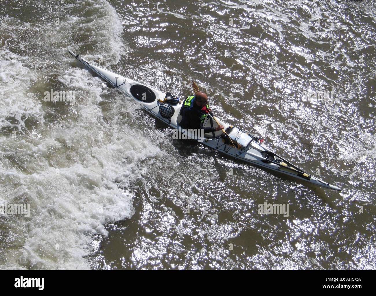 Canoéiste mer à Rozel Bay dans le New Jersey. Banque D'Images