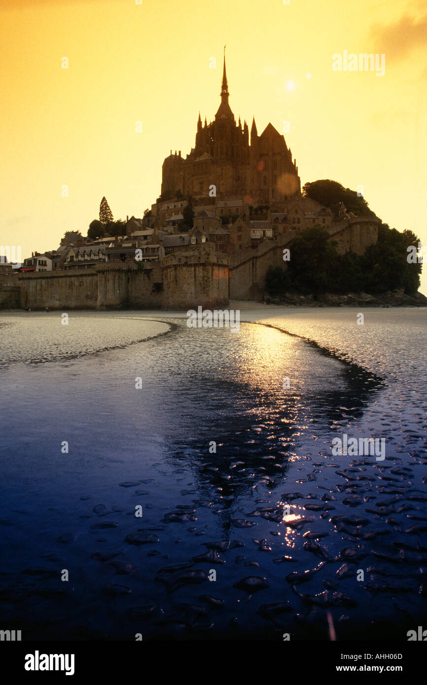 Mont St Michel au coucher du soleil sur la côte normande de l'ouest de la France. Banque D'Images