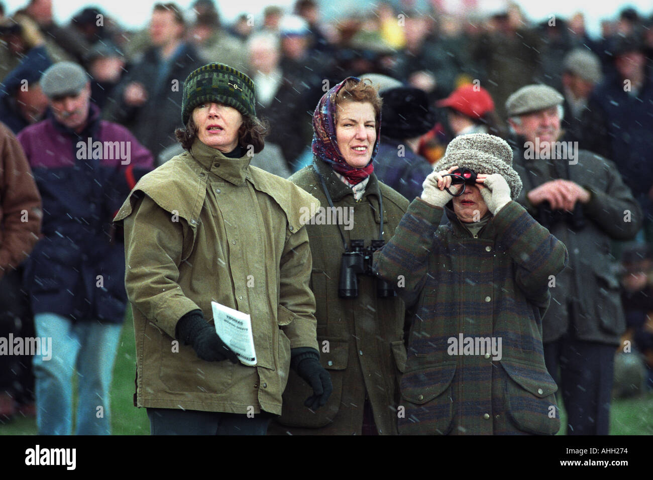 Trois dames regarder les courses de chevaux dans une tempête de grêle au nord de Point à Point Herefordshire Angleterre UK Banque D'Images