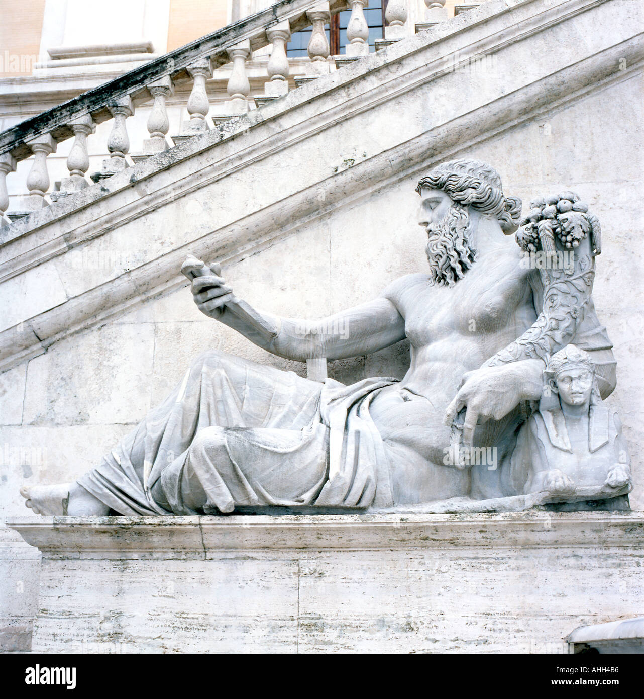 Statue de Zeus dieu du tonnerre sur la colline du Capitole, Le Palazzo Senatorio, Capitolene Hill à Rome Italie KATHY DEWITT Banque D'Images