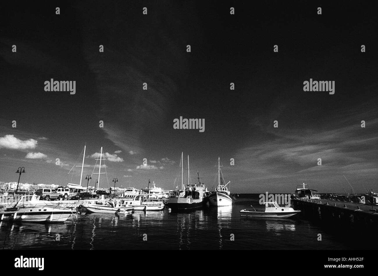 Le port de Paphos, avec des navires et bateaux en mouillage sûr, calme Banque D'Images