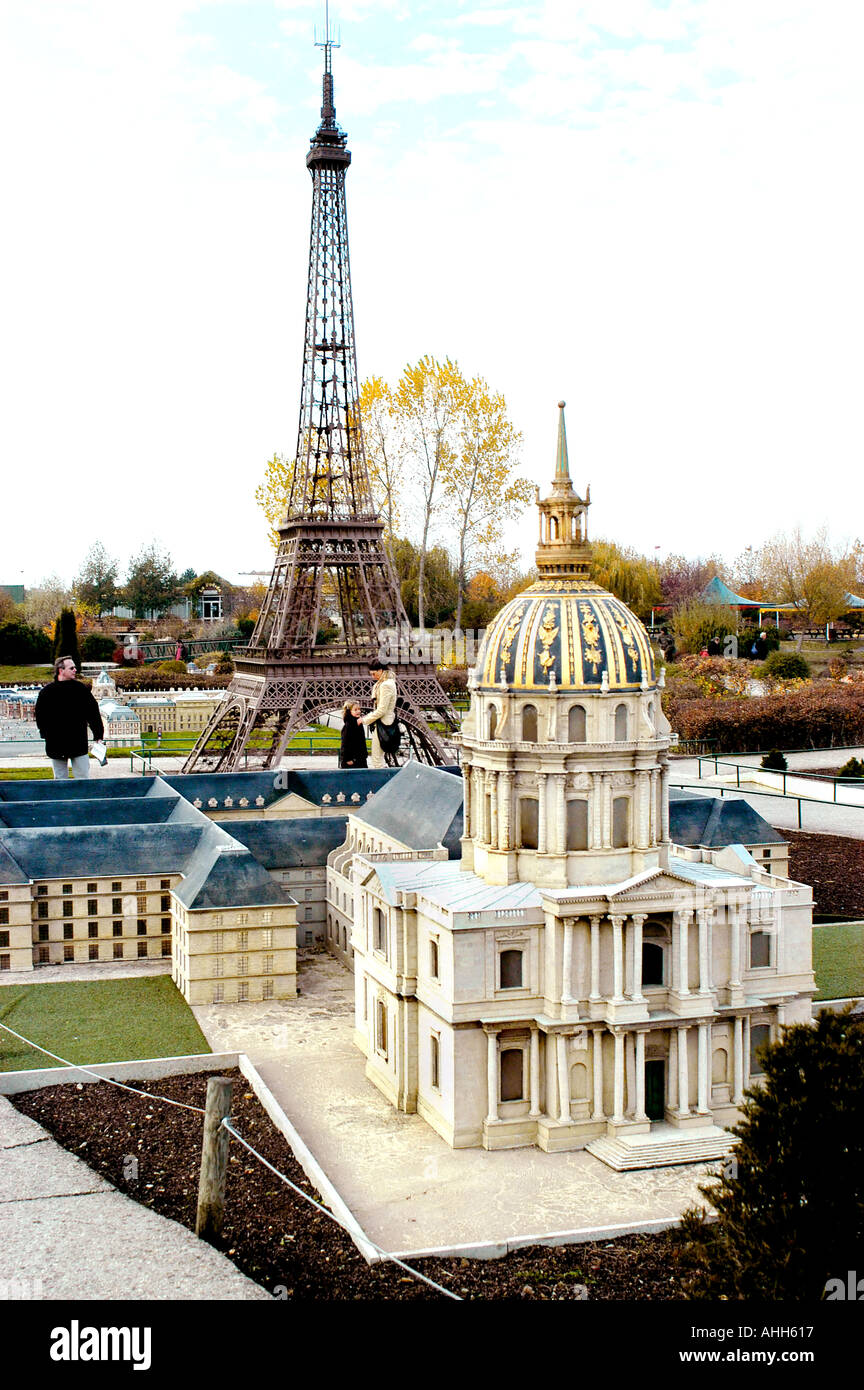 Paris, France Parc à thème 'France miniature', personnes visitant les petits modèles architecturaux des monuments français à l'extérieur, le Musée de l'Armée Banque D'Images