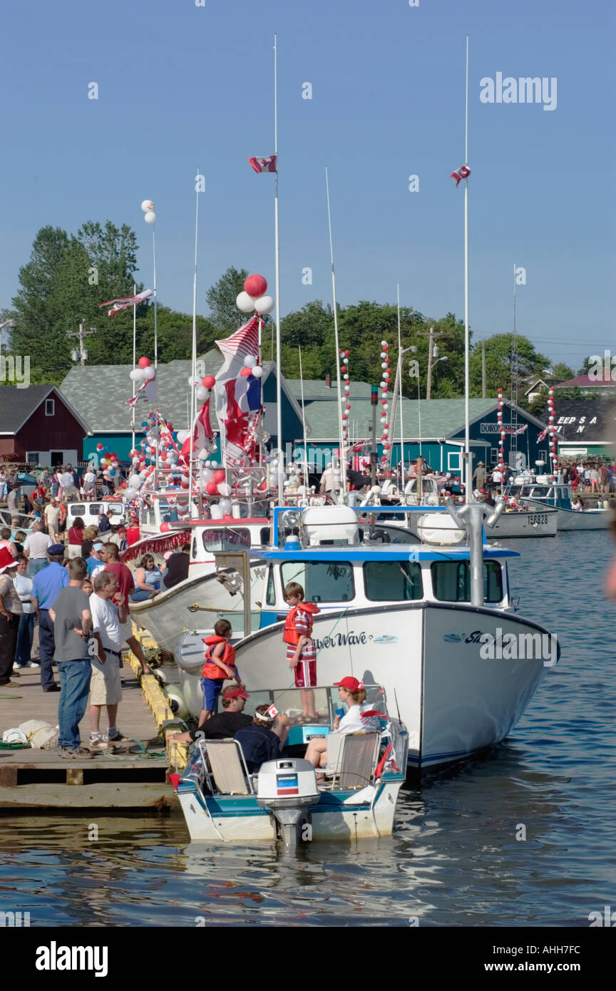 Bateaux en préparation de procession de la fête du Canada sur la flotte de pêche de l'Île du Prince Édouard Rustico Banque D'Images