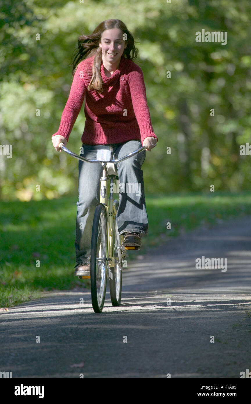 Female college student rides son vélo entre les classes sur le campus Banque D'Images