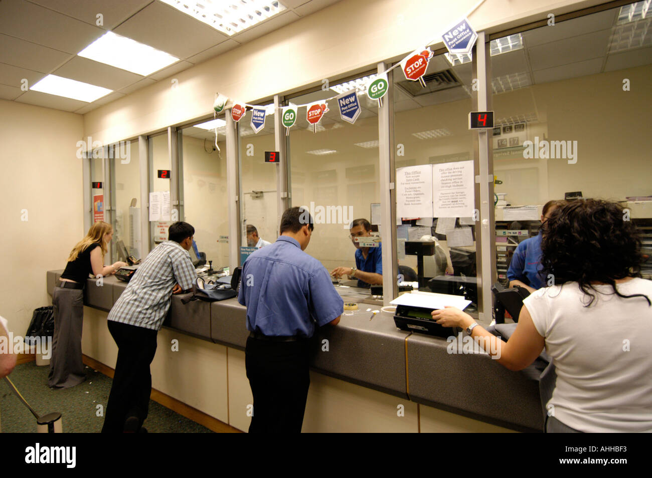 Les clients au guichet de poste, England, UK Banque D'Images