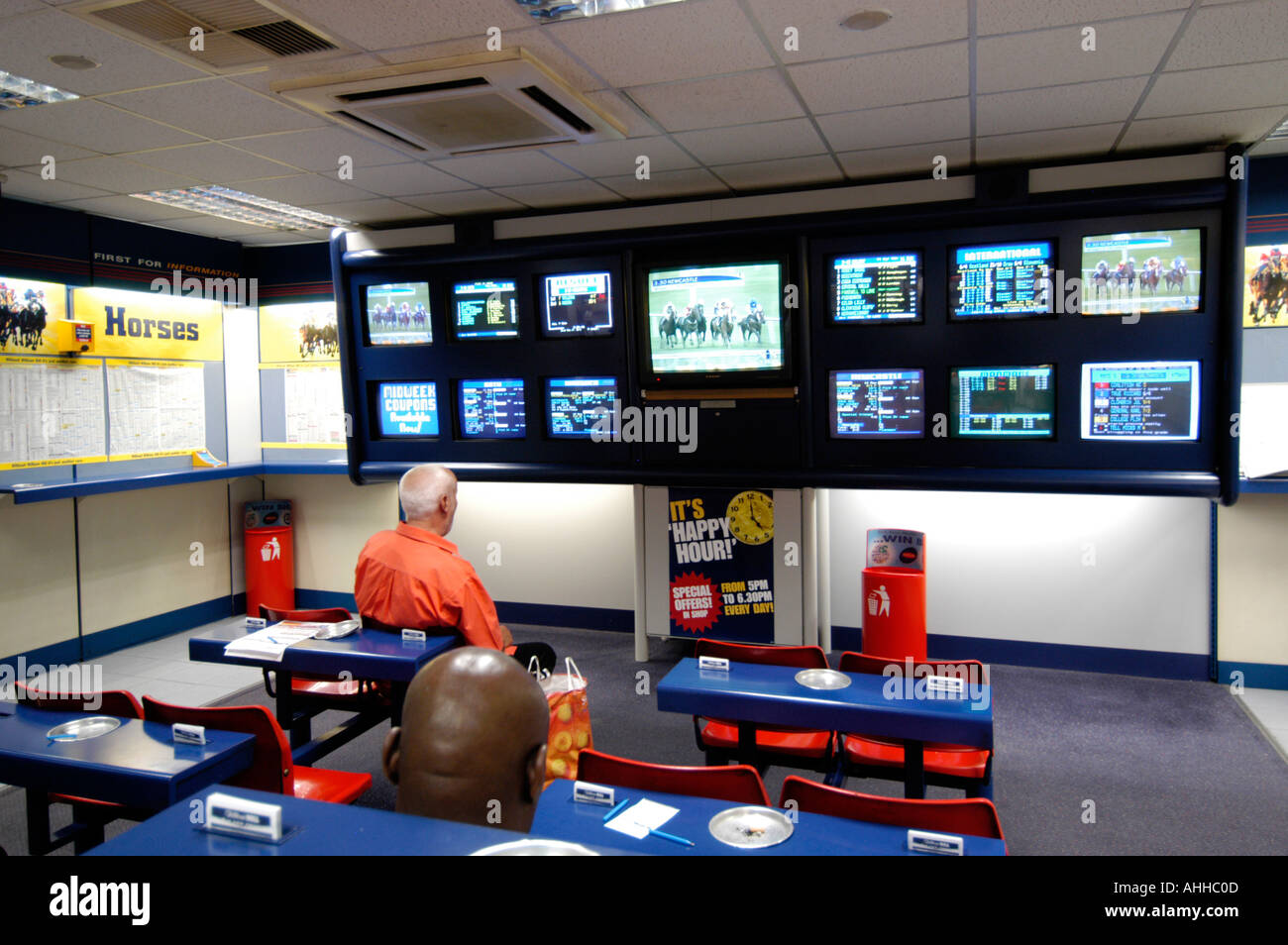 L'intérieur d'un écrans bookmakers William Hill London England UK Banque D'Images