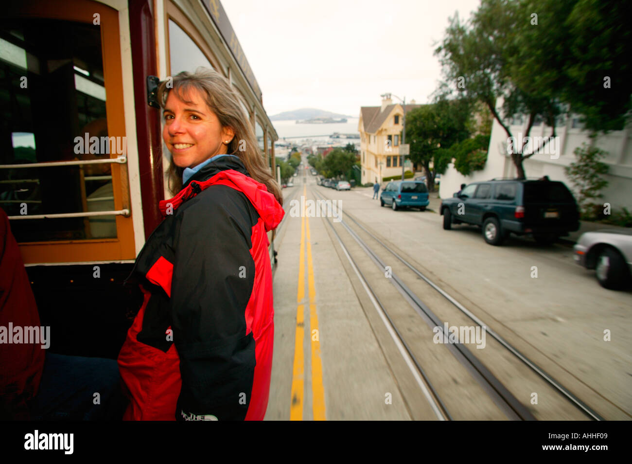 Un visiteur monsieur équitation les Cable Cars de San Francisco Californie Banque D'Images