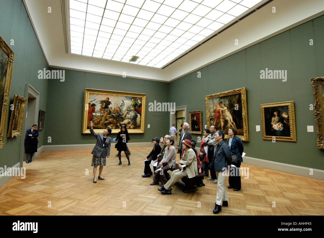 Les touristes japonais et le guide au Metropolitan Museum of Art, New York City, USA Banque D'Images