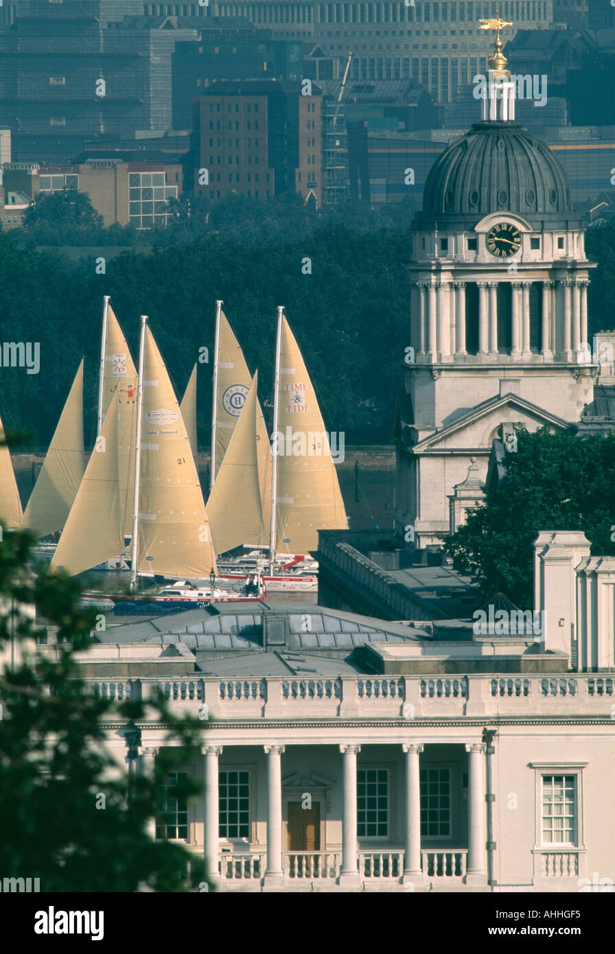 La Queen's House et Greenwich Hospital, Londres. Yacht Race à l'arrière-plan. Architecte : Inigo Jones, Christopher Wren Banque D'Images