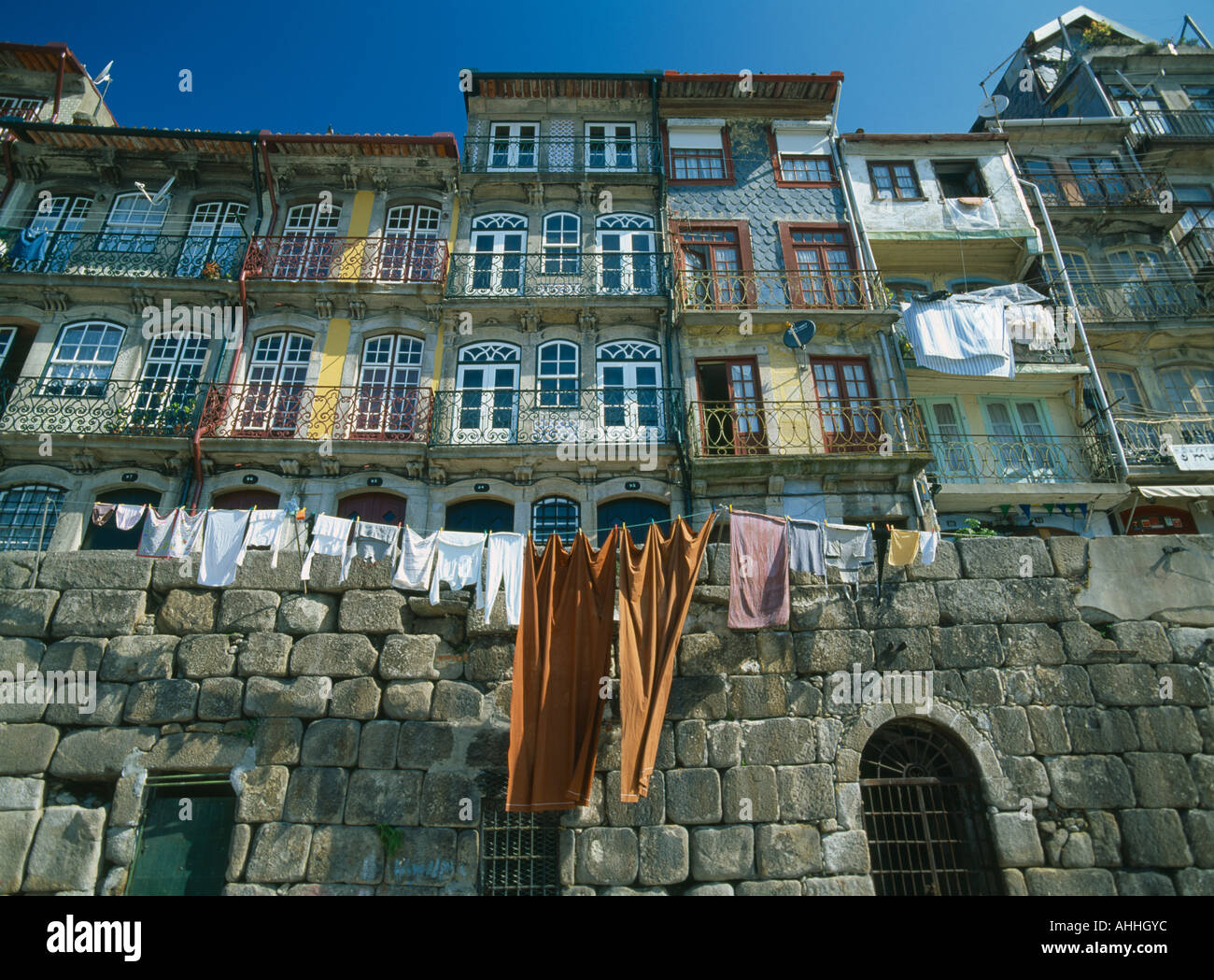 PORTUGAL Porto Porto de laver les murs et les balcons des maisons au bord de la rivière Ribeira trimestre Banque D'Images