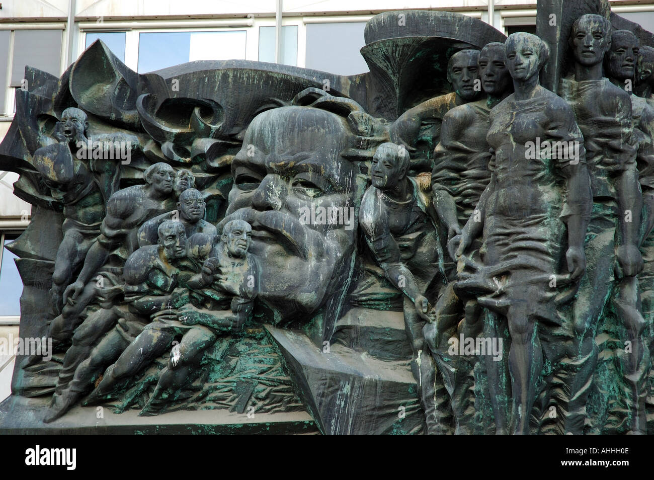 L'ère communiste géant mural au-dessus de entrée de l'Université de Leipzig Banque D'Images