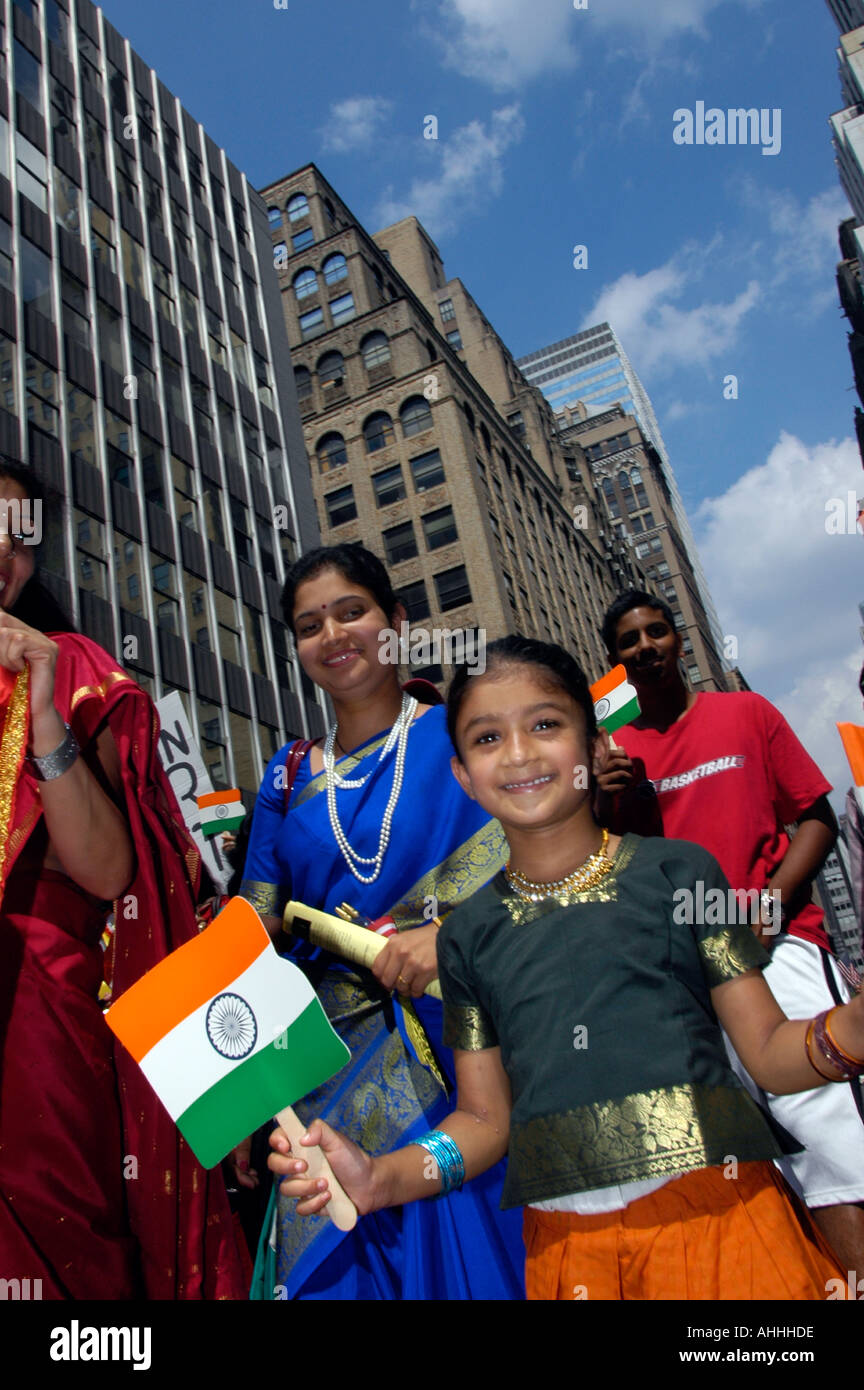 Des milliers de personnes participent et regarder le 25e Congrès annuel de l'indépendance indienne Day Parade sur Madison Ave l'un des nombreux défilés célébrant le patrimoine culturel et la diversité de la population de la ville de New York Banque D'Images