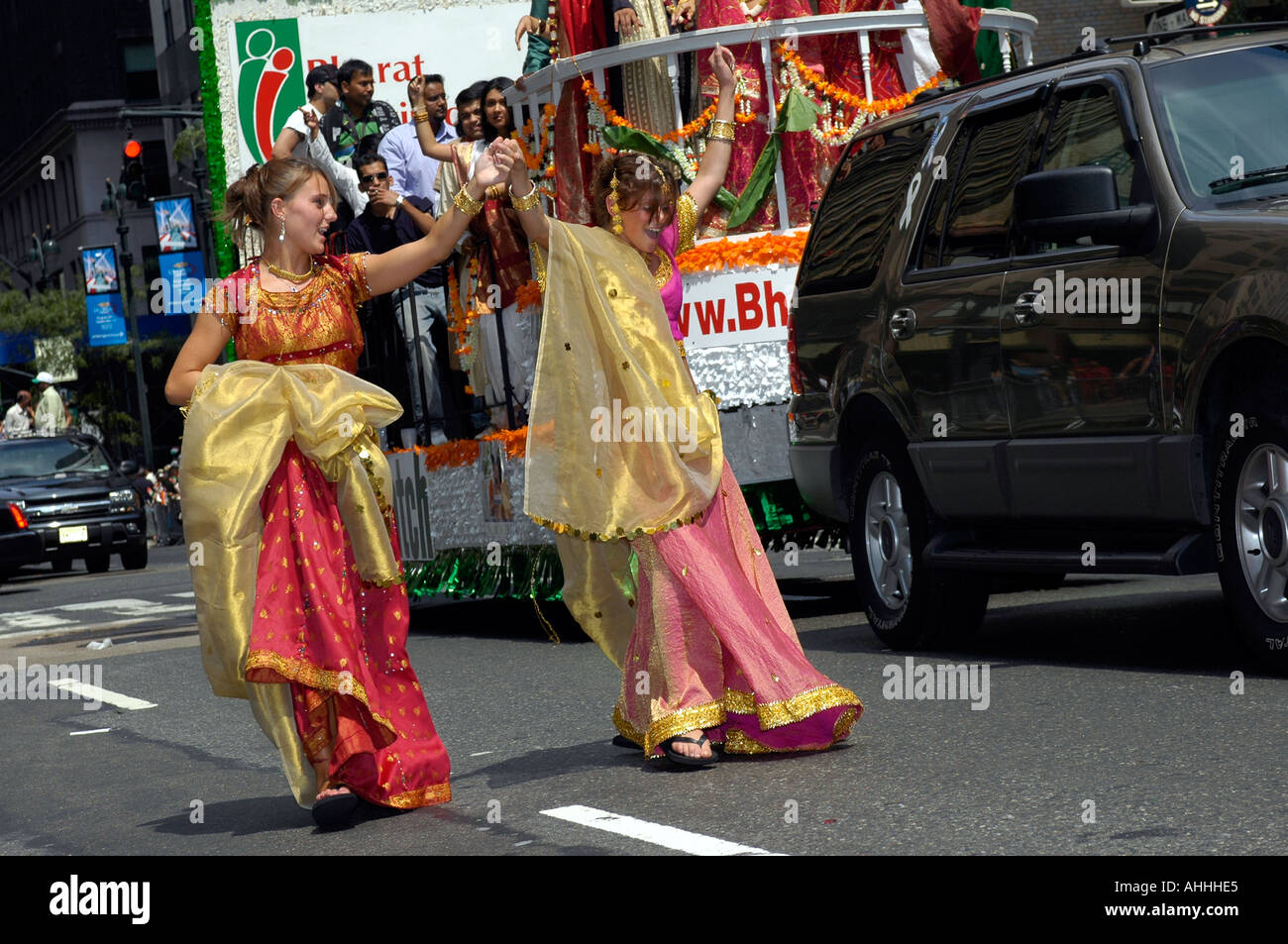 Des milliers de personnes participent et regarder le 25e Congrès annuel de l'indépendance indienne Day Parade sur Madison Ave l'un des nombreux défilés célébrant le patrimoine culturel et la diversité de la population de la ville de New York Banque D'Images