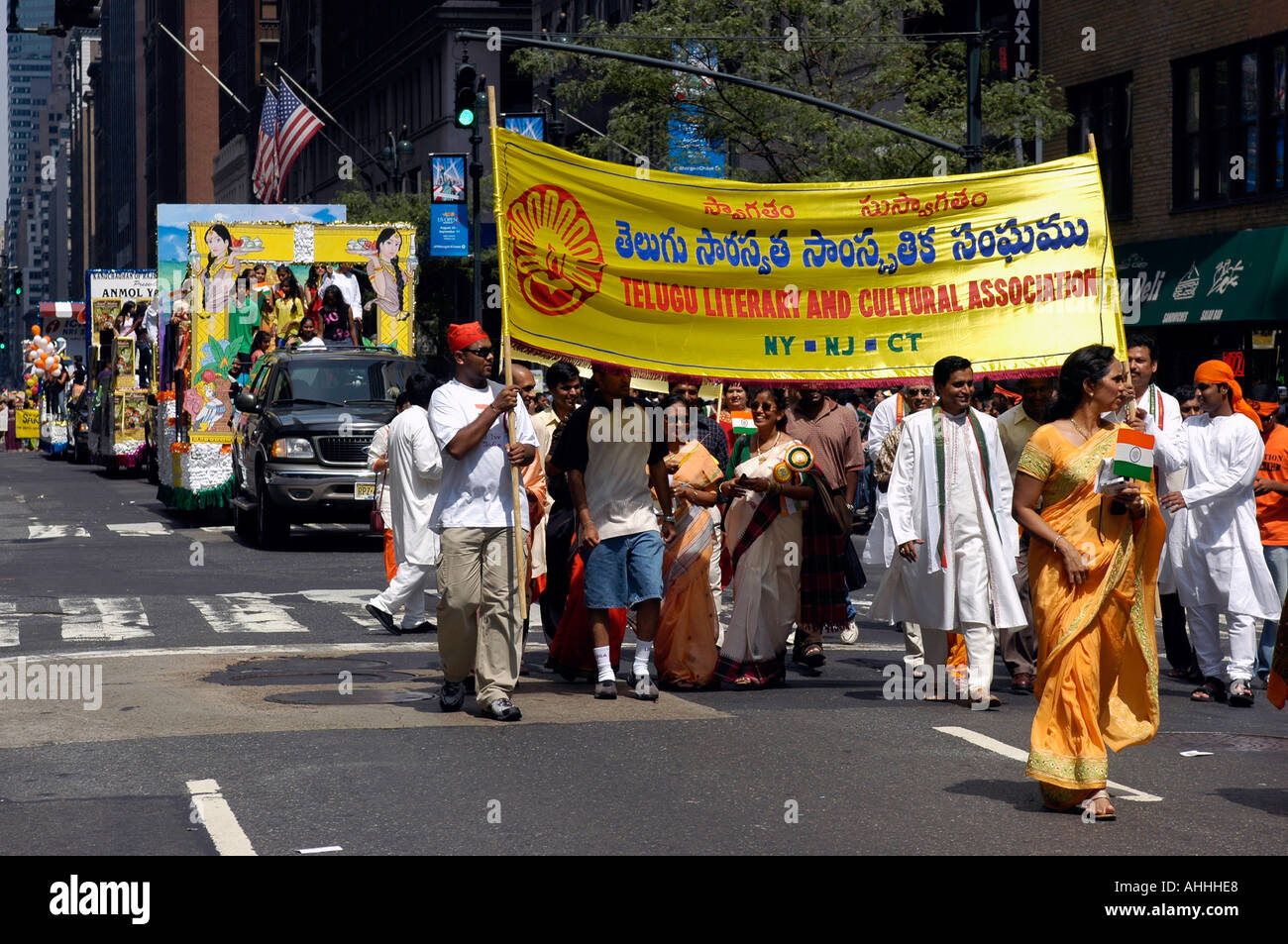 Des milliers de personnes participent et regarder le 25e Congrès annuel de l'indépendance indienne Day Parade sur Madison Ave l'un des nombreux défilés célébrant le patrimoine culturel et la diversité de la population de la ville de New York Banque D'Images