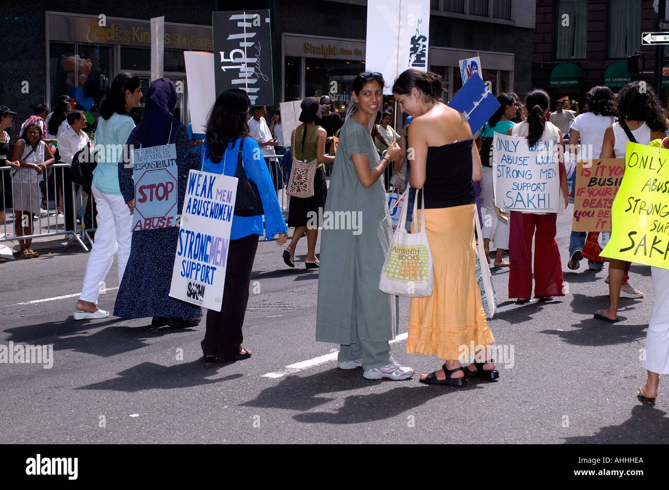 Membres du groupe Sakhi participer à la 25e Journée annuelle de l'indépendance de l'Inde Sakhi Parade est un groupe de droits des femmes qui travaille contre la violence domestique dans la communauté sud-asiatique Banque D'Images