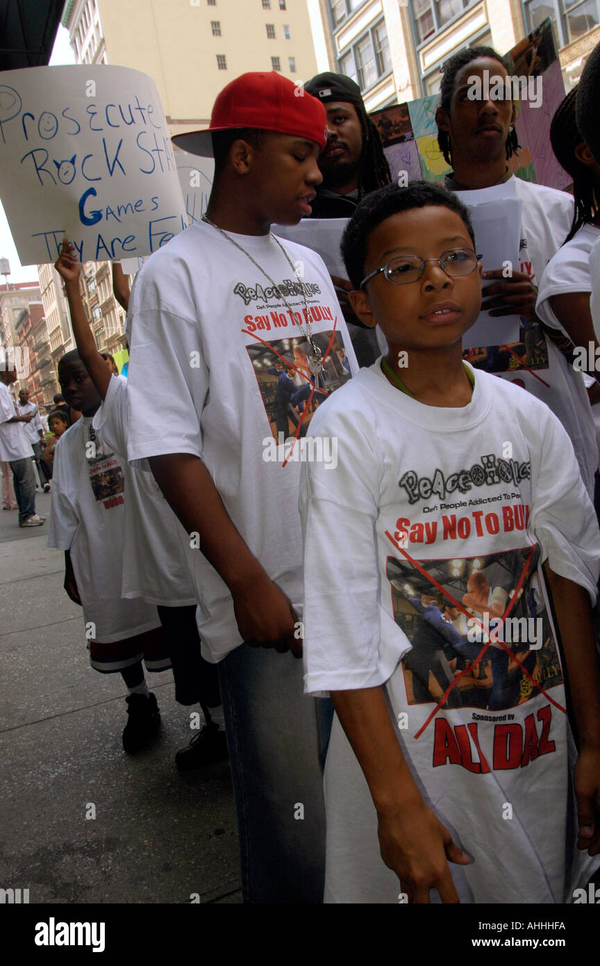 Les membres du groupe Peaceoholics Washington DC basé à New York pour protester devant les bureaux de Broadway de Take Two Interactive Software Le groupe condamné la société pour libérer le jeu Bully sous le label Rockstar Rockstar Prendre deux distribue également des jeux tels que Grand Theft Auto qui fait la promotion de la violence dans les opposants se sentent de moins de joueurs l'entreprise est confrontée à deux recours collectifs et d'un CIE enquête portant sur le placement de matériel sexuellement explicite dans Grand Theft Auto Banque D'Images