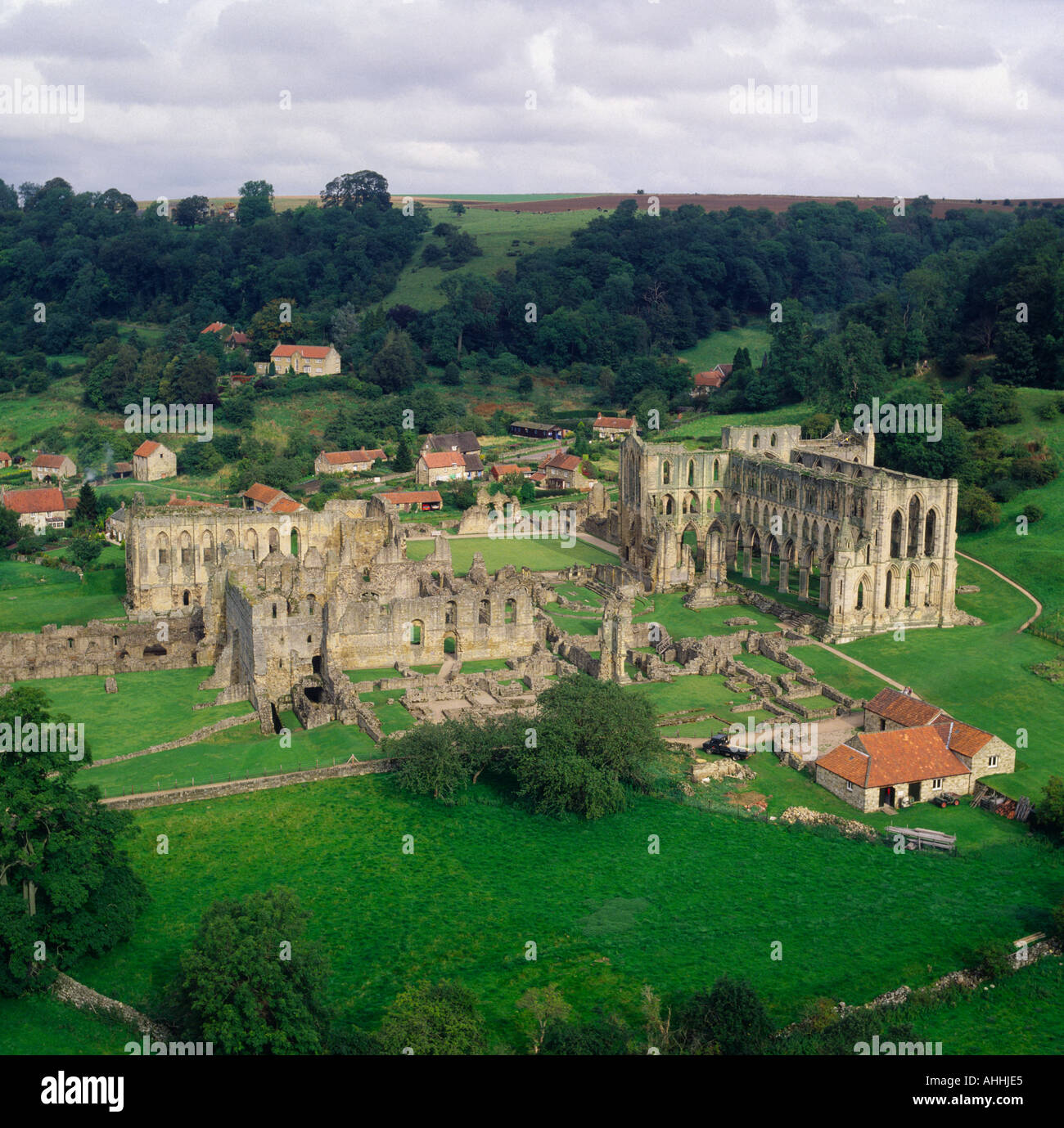 Rievaulx Abbey ruins North Yorkshire UK Vue aérienne Banque D'Images