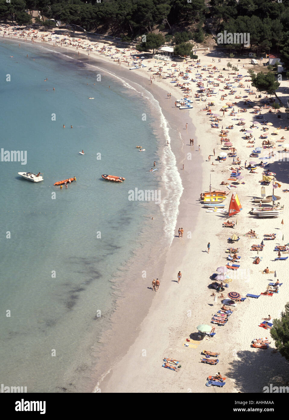 Carla Galdana est cette vue aérienne une baie courbe pittoresque plage balnéaire animée peuplier et station balnéaire à Minorque connue pour le sable blanc fin Baléares en Espagne Banque D'Images