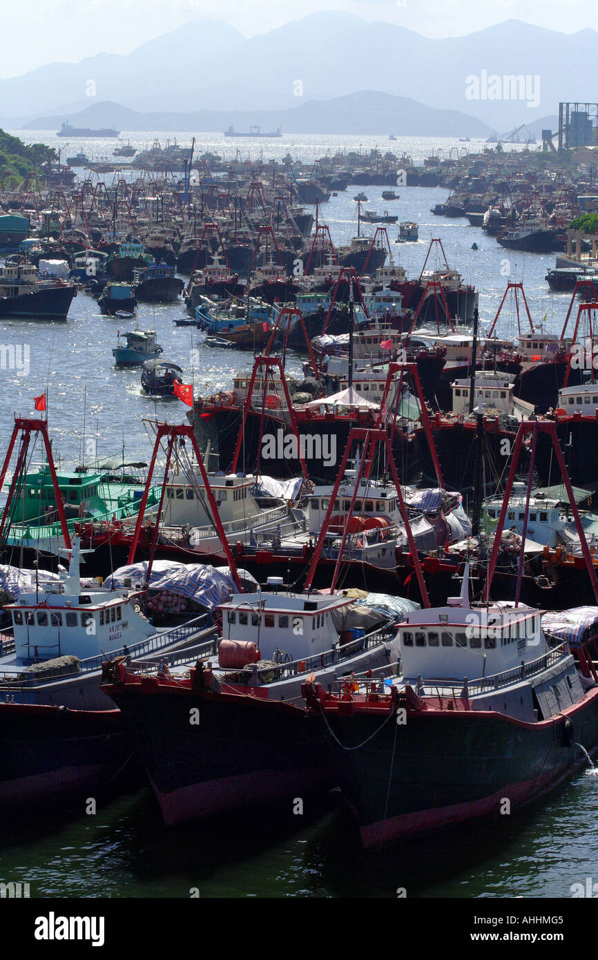 De nombreux bateaux de pêche et autres navires commerciaux dans la région de Aberdeen, Hong Kong, Chine Banque D'Images