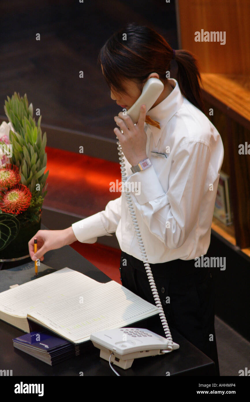 24,99 prendre une réservation par téléphone à un restaurant de luxe Photo  Stock - Alamy