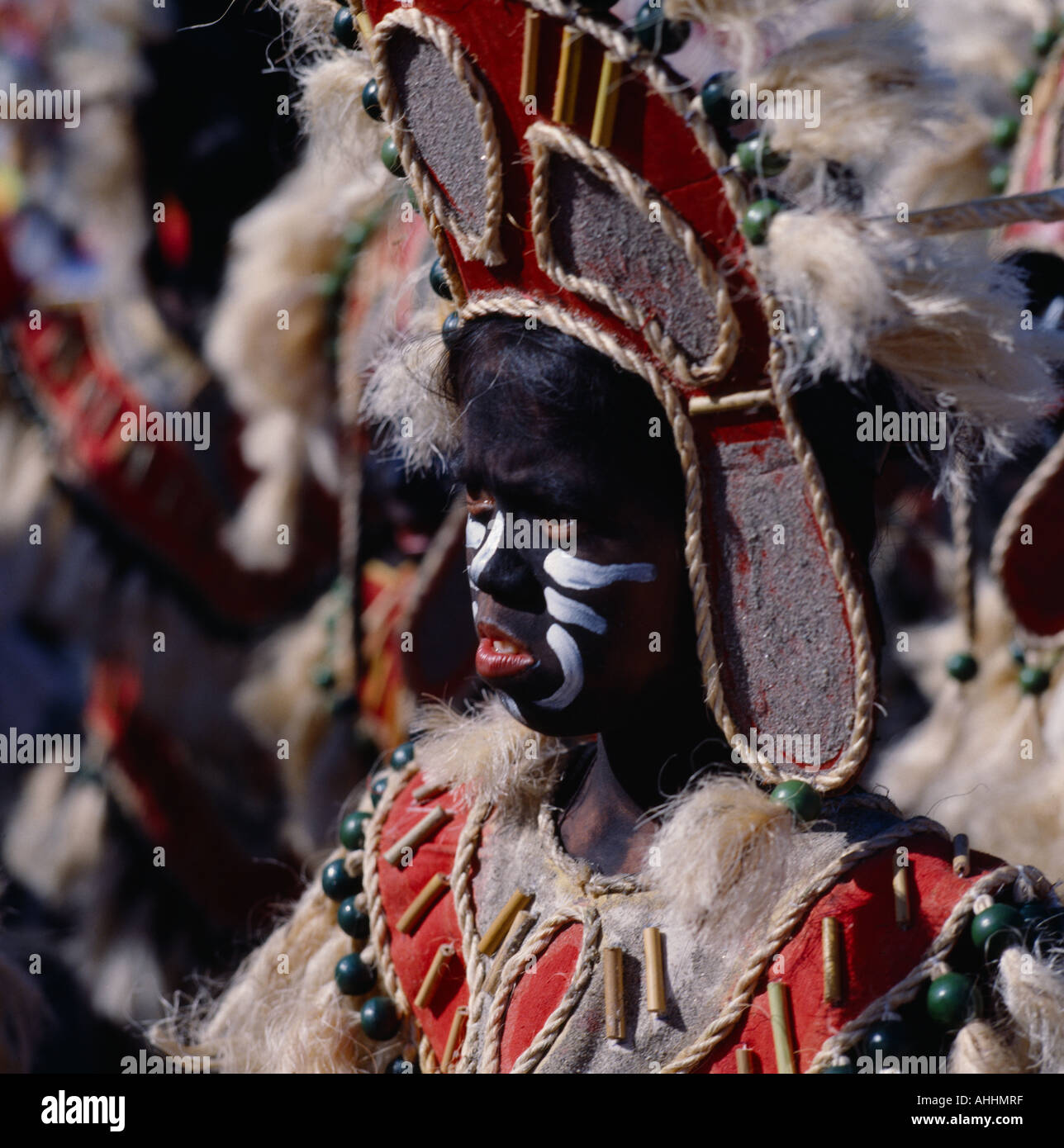 Asie Philippines Luzon Manille festival Atihan Ati avec jeune fille en costume avec coiffe et visage peint en noir et blanc. Banque D'Images