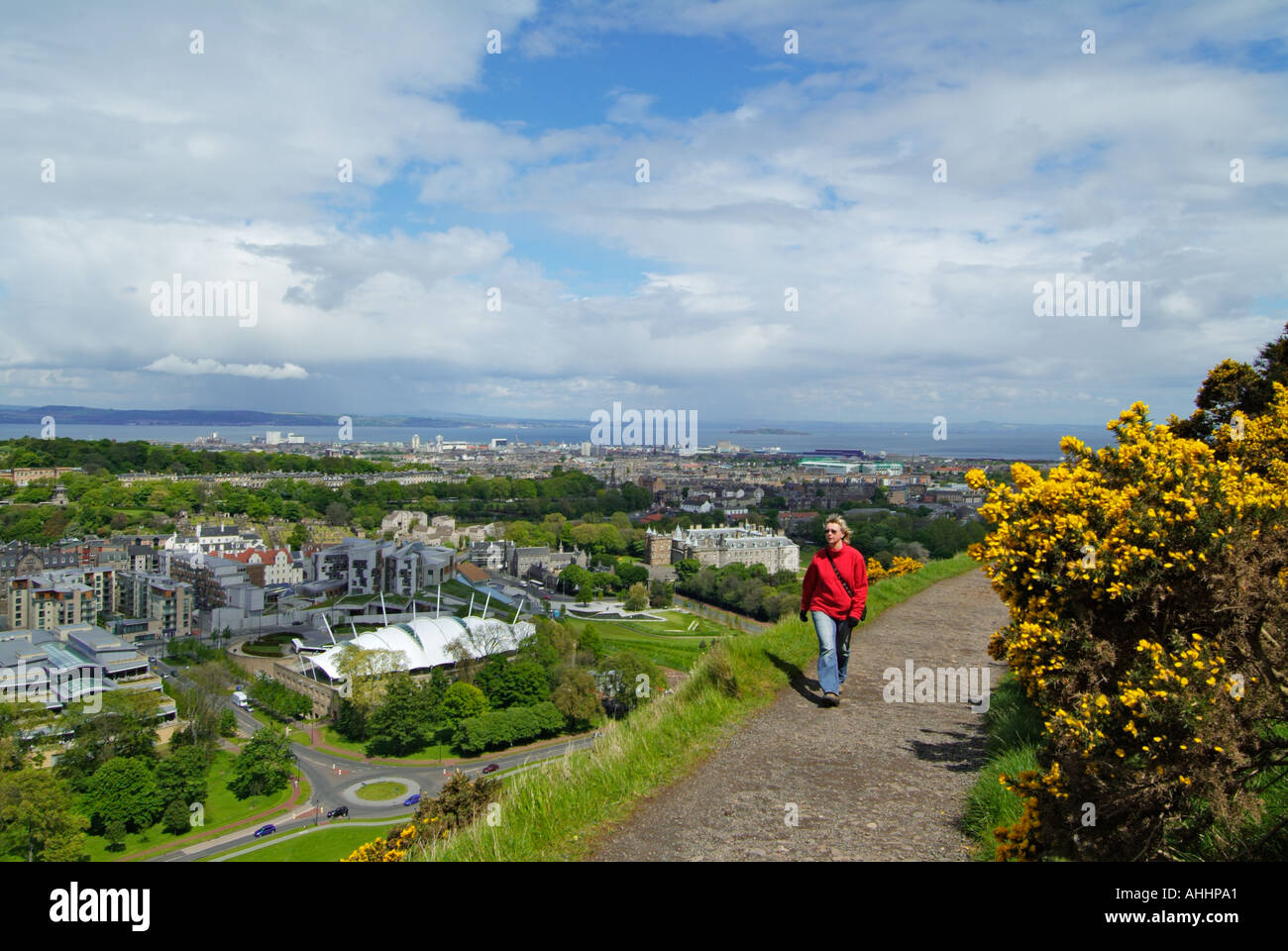 Femme Randonneur sur Arthurs siège au-dessus de la vieille ville d'Édimbourg et du centre de la terre avec le Parlement l'Ecosse UK GB EU Europe Banque D'Images