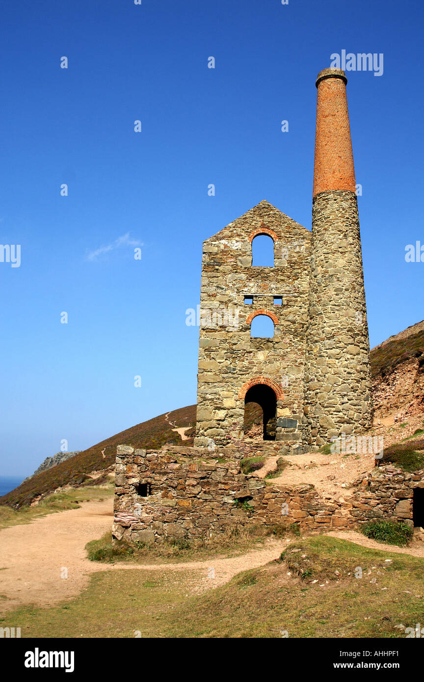 L'arbre d'Towanroath Papule Coates moteur de pompage sur les falaises près de maison Goonvrea Portreath SWCP Cornwall Banque D'Images