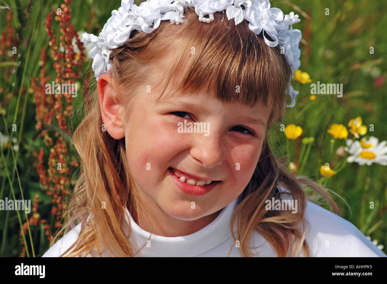 9 ans fille polonaise traditionnelle en robe blanche après sa première Communion Banque D'Images
