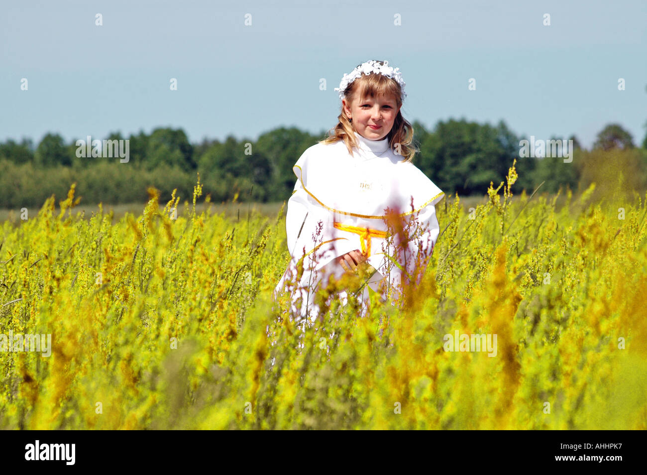 9 ans fille polonaise traditionnelle en robe blanche après sa première Communion Banque D'Images