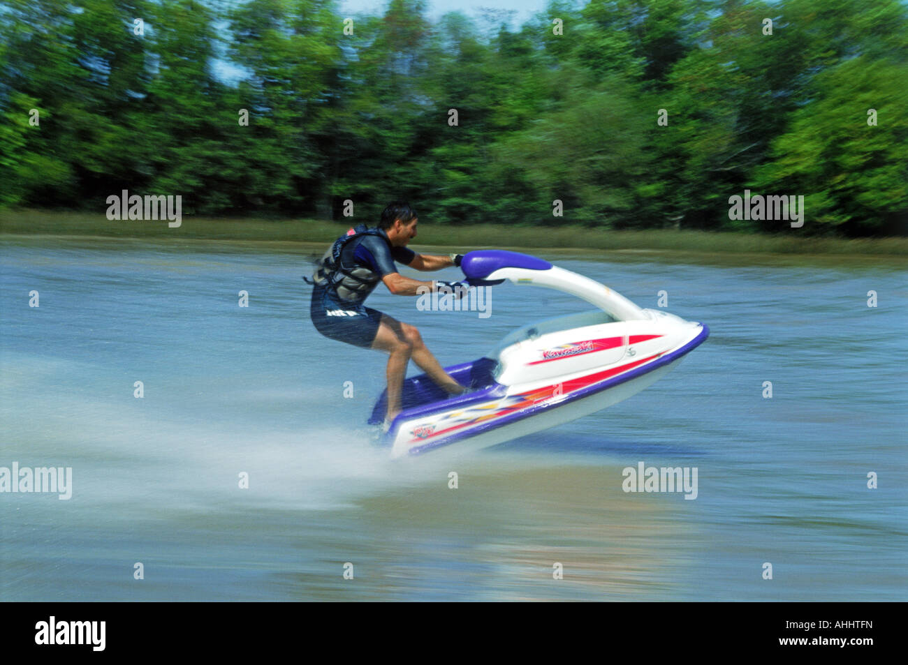 Homme portant un gilet de sauvetage et combinaison de course jet ski sur la rivière Banque D'Images