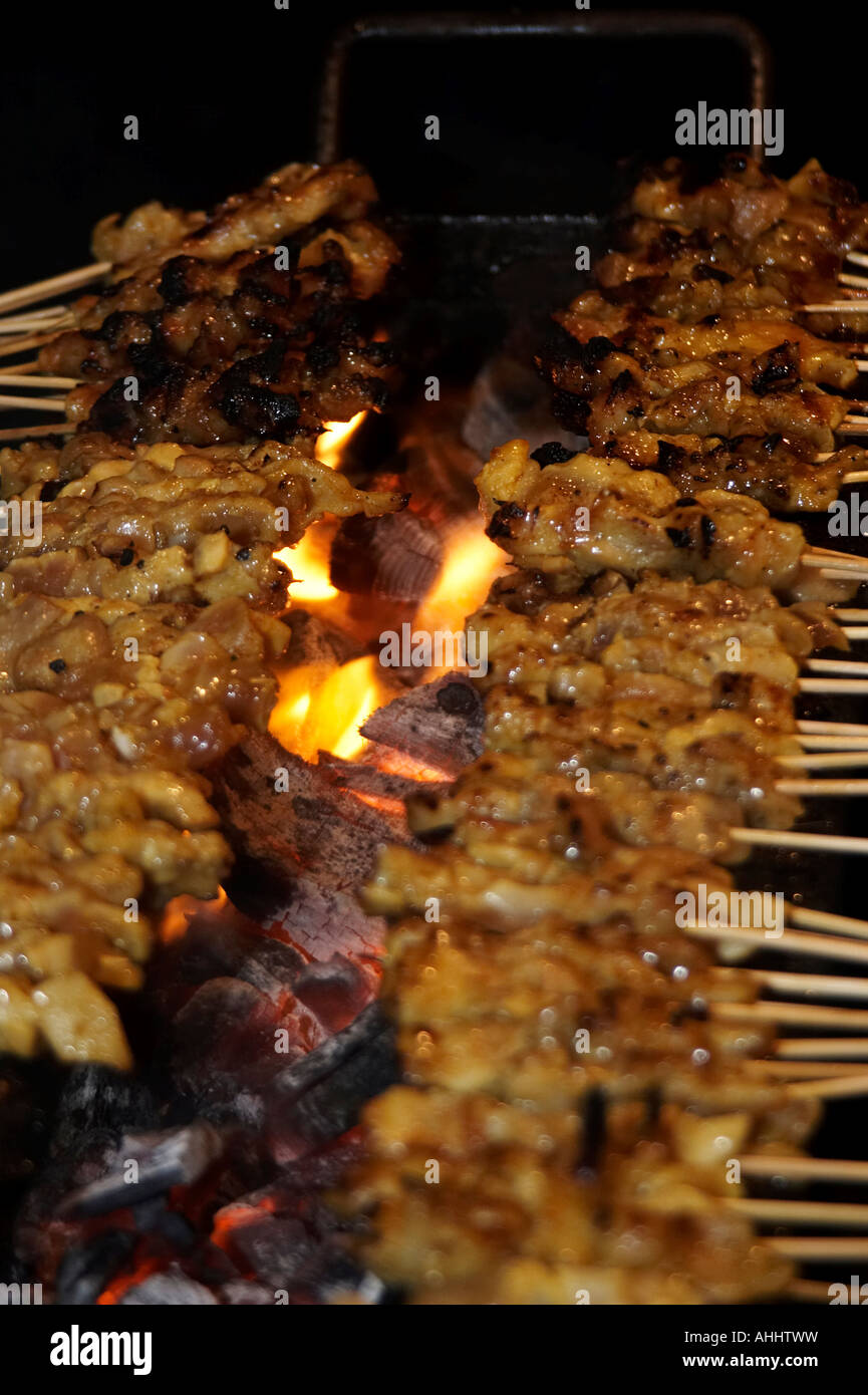 Satay de poulet en brochettes grillées au marché de nuit étant à Langkawi Banque D'Images